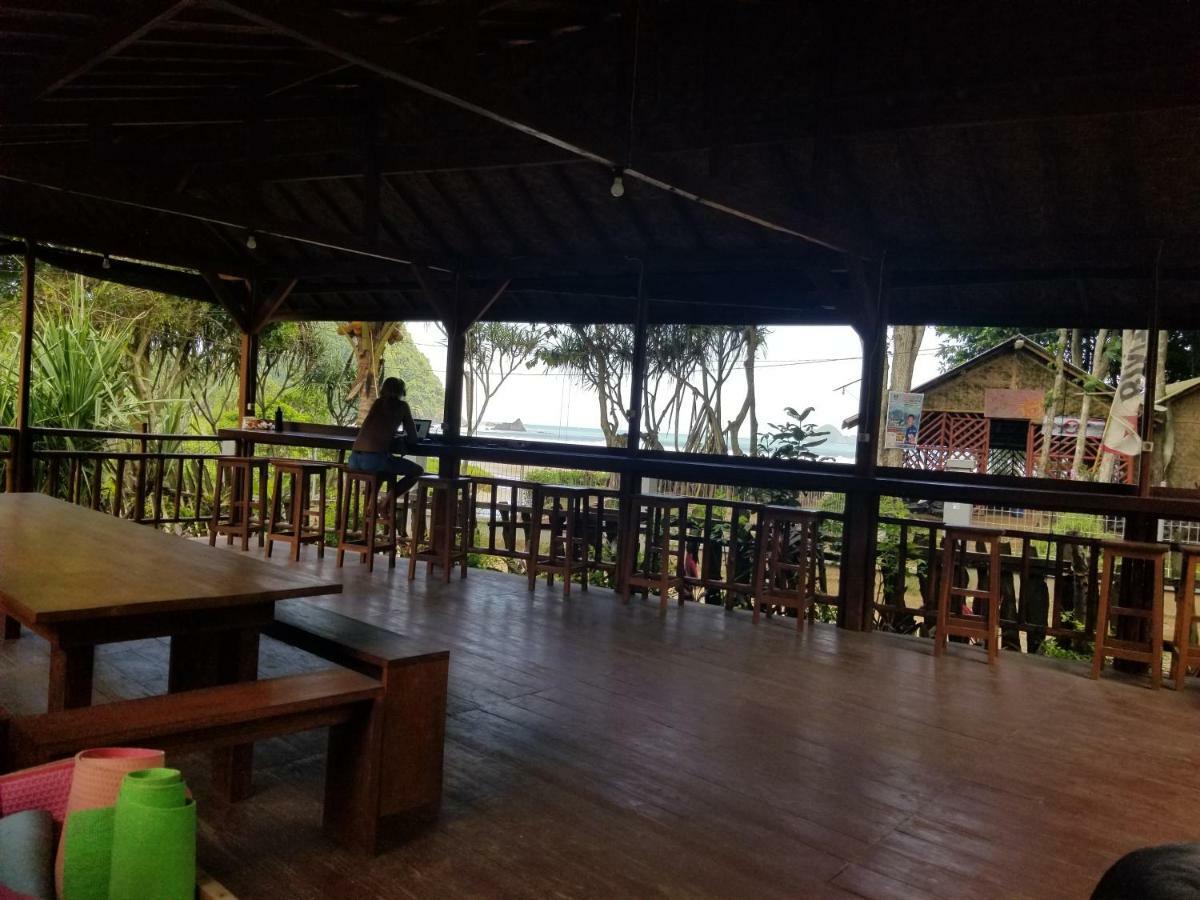 Mojosurf Camp Red Island Hotel Pasanggaran Buitenkant foto